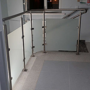 Barierki, balustrady i poręcze ze stali nierdzewnej, stali czarnej ocynkowanej lub malowanej proszkowo