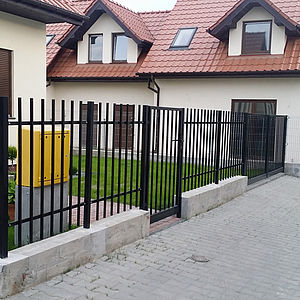 Produkujemy bramy przesuwne, bramy dwuskrzydłowe i furtki.