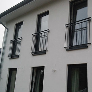 Konstrukcje stalowe, barierki, balustrady, poręcze i zadaszenia dla deweloperów, wykonane ze stali nierdzewnej i stali czarnej.